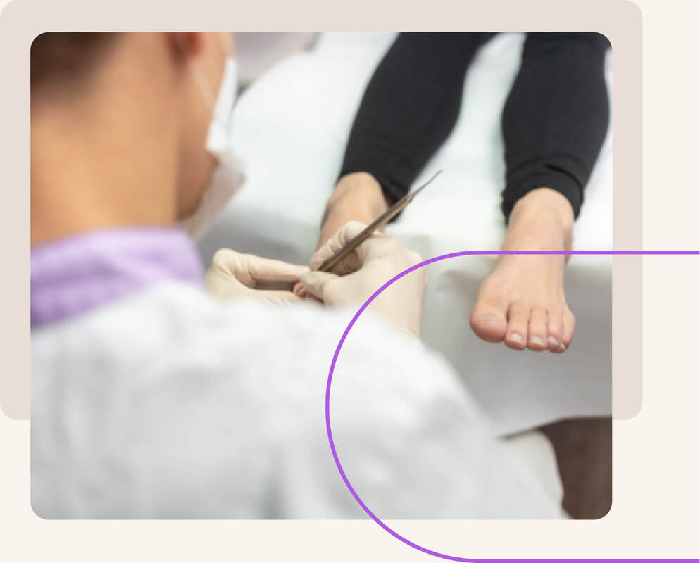 Wat is nagelchirurgie? Afbeelding waarop een voet behandeling wordt uitgevoerd.